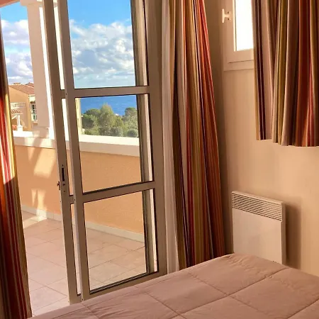 3 Pieces Avec Terrasse, Piscine Et Parking A Saint-raphael - Fr-1-504-606 *