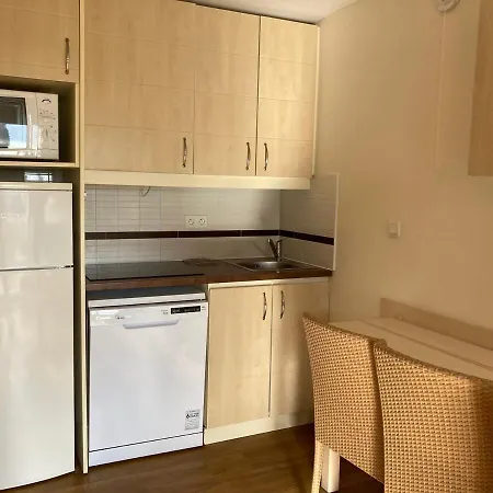 3 Pieces Avec Terrasse, Piscine Et Parking A Saint-raphael - Fr-1-504-606 Apartment