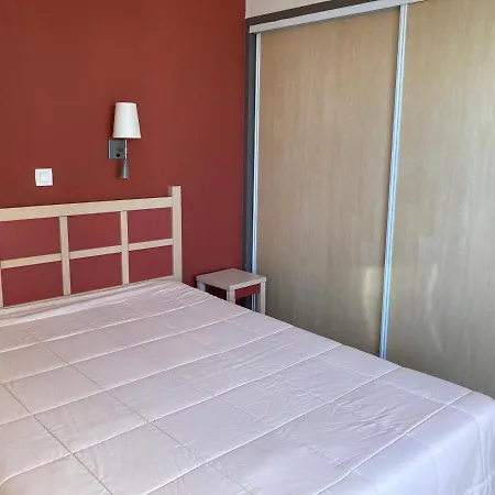 3 Pieces Avec Terrasse, Piscine Et Parking A Saint-raphael - Fr-1-504-606